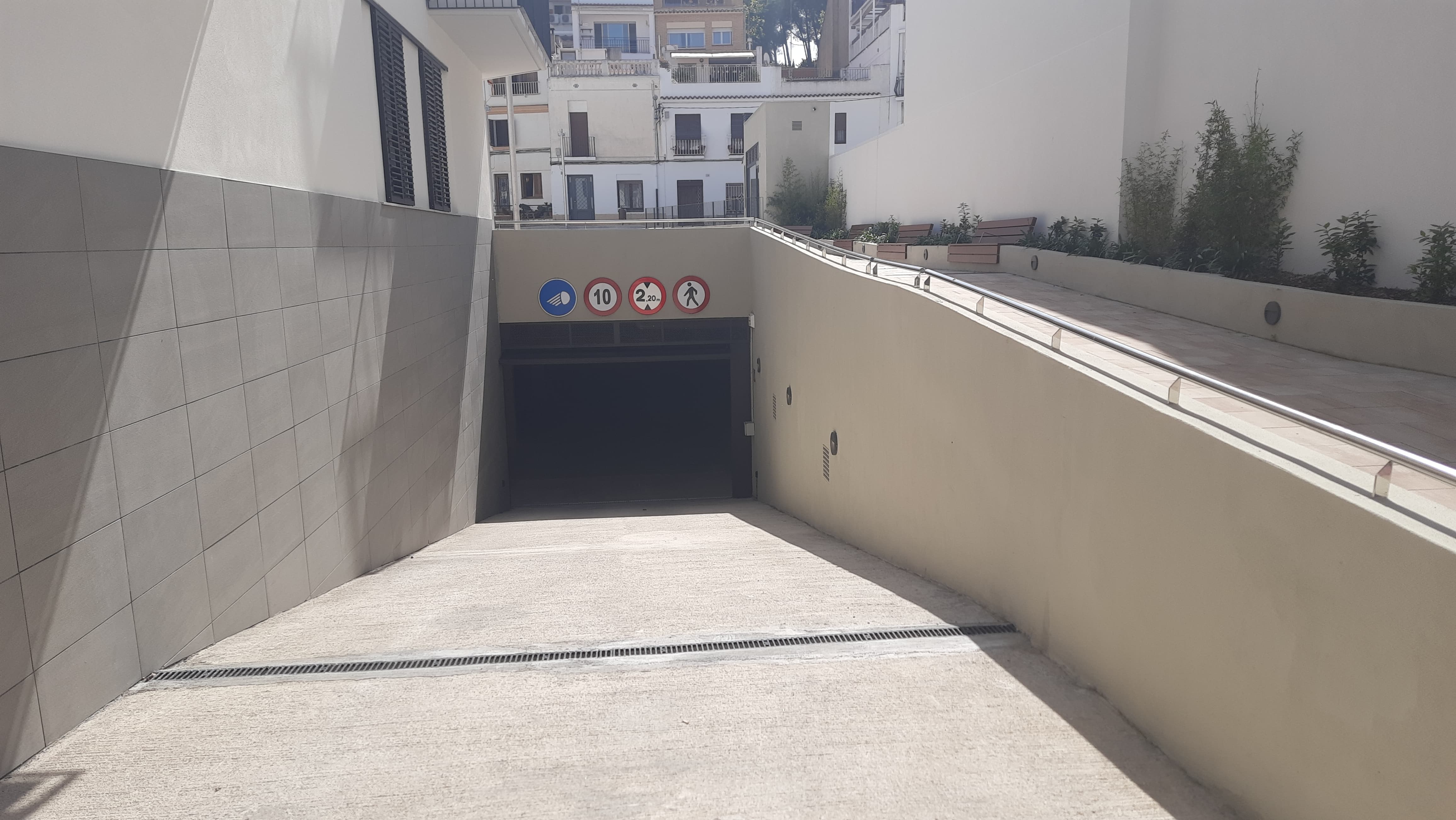 Obert el termini per sol·licitar les places de pàrquing del Tint